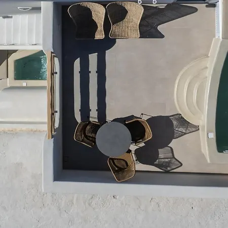 Airth Santorini Suites