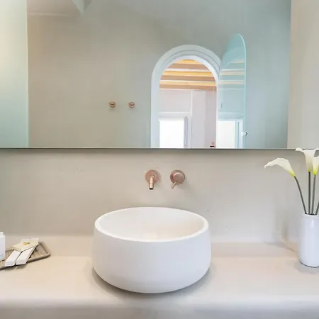 Airth Santorini Suites