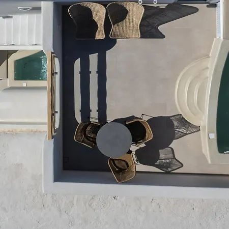 Airth Santorini Suites